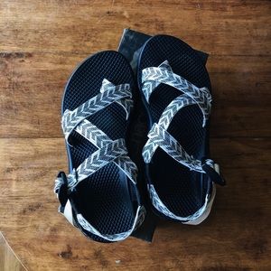 b&w chacos